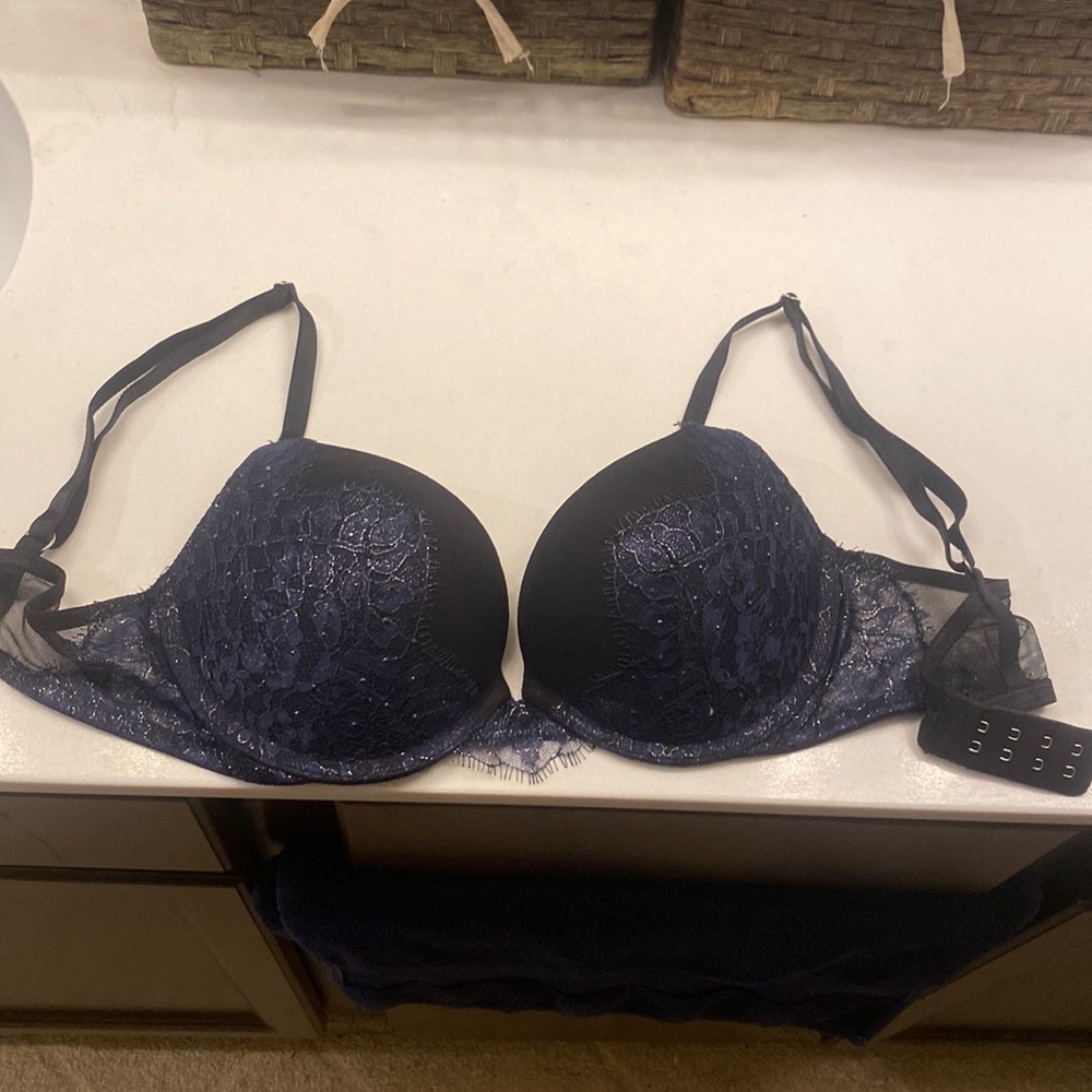 Great pre owned condition very sexy push-up bra.